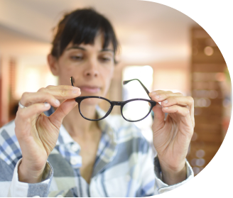 Mulher segurando óculos na mão